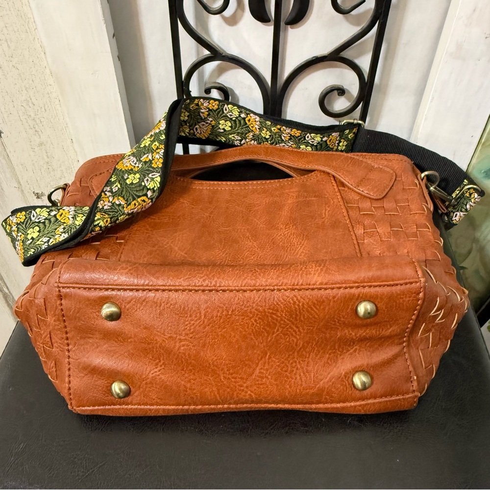 Le Miel Woven-Panel Brown Shoulder Bag with Floral Accent Strap - Picture 9 of 12